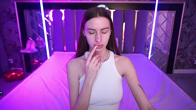 Snapshot of Snow_WhiteeeX chatting on April 15, 2026, 5:36 am Snow WhiteeeX online show from April 15, 2026, 5:36 am