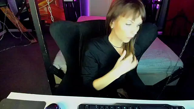 Elizabe th online show from February 1, 2025, 9:19 pm