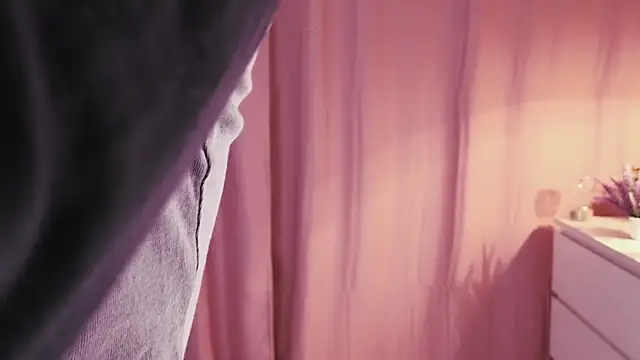 KimWilli online show from March 18, 2025, 10:15 pm