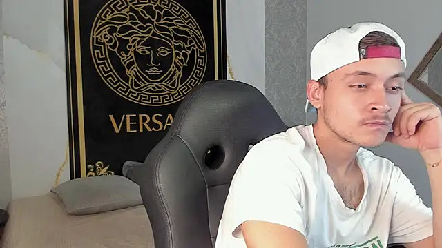 Snapshot of Desmon_Clark chatting on January 13, 2025, 1:45 am Desmon Clark online show from January 13, 2025, 1:45 am