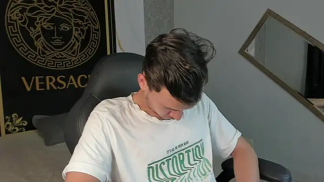 Snapshot of Desmon_Clark chatting on January 13, 2025, 4:50 am Desmon Clark online show from January 13, 2025, 4:50 am