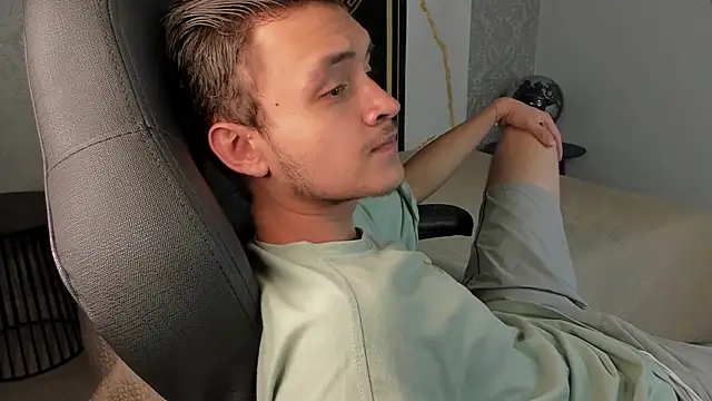 Snapshot of Desmon_Clark chatting on January 18, 2025, 12:46 am Desmon Clark online show from January 18, 2025, 12:46 am