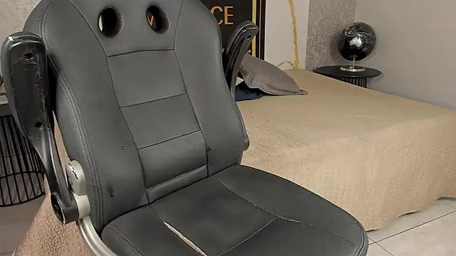 Snapshot of Desmon_Clark chatting on February 1, 2025, 1:55 am Desmon Clark online show from February 1, 2025, 1:55 am