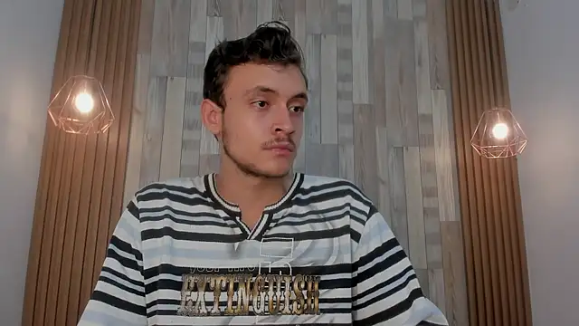 Snapshot of Desmon_Clark chatting on February 1, 2025, 4:56 am Desmon Clark online show from February 1, 2025, 4:56 am