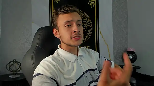 Snapshot of Desmon_Clark chatting on February 5, 2025, 10:12 pm Desmon Clark online show from February 5, 2025, 10:12 pm