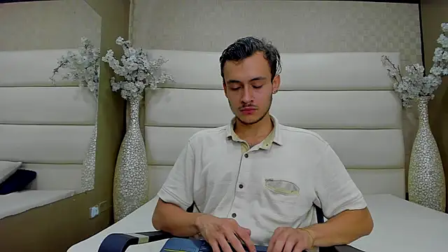 Snapshot of Desmon_Clark chatting on February 6, 2025, 5:46 am Desmon Clark online show from February 6, 2025, 5:46 am