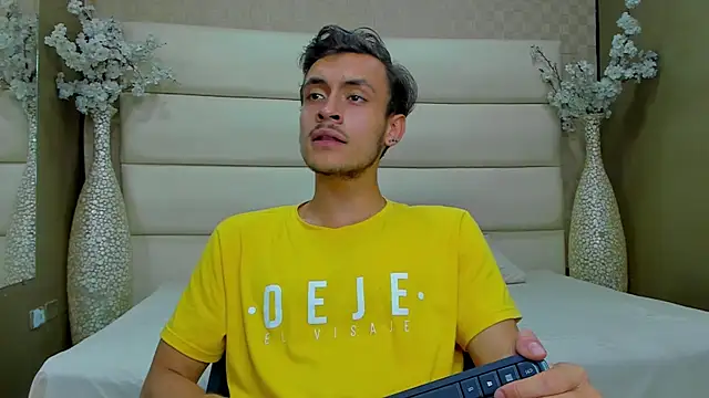 Snapshot of Desmon_Clark chatting on February 8, 2025, 2:47 am Desmon Clark online show from February 8, 2025, 2:47 am