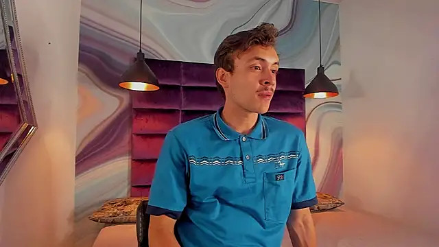 Snapshot of Desmon_Clark chatting on February 13, 2025, 4:00 am Desmon Clark online show from February 13, 2025, 4:00 am