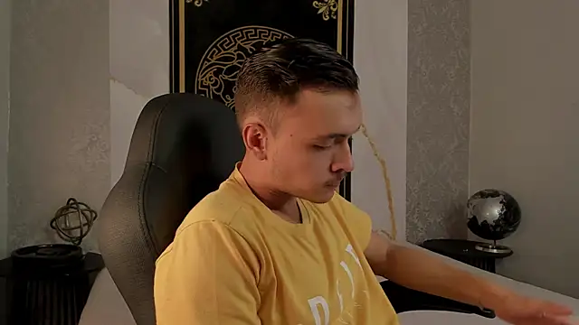 Snapshot of Desmon_Clark chatting on February 20, 2025, 6:35 pm Desmon Clark online show from February 20, 2025, 6:35 pm