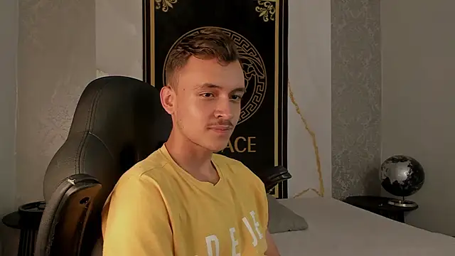 Snapshot of Desmon_Clark chatting on February 20, 2025, 9:42 pm Desmon Clark online show from February 20, 2025, 9:42 pm