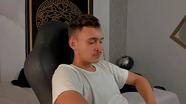 Snapshot of Desmon_Clark chatting on February 24, 2025, 3:44 am Desmon Clark online show from February 24, 2025, 3:44 am