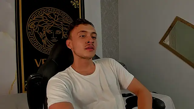 Snapshot of Desmon_Clark chatting on March 2, 2025, 5:44 am Desmon Clark online show from March 2, 2025, 5:44 am