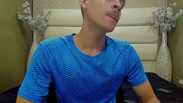 Snapshot of Desmon_Clark chatting on March 11, 2025, 1:05 am Desmon Clark online show from March 11, 2025, 1:05 am