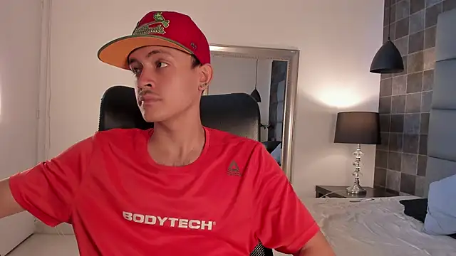 Snapshot of Desmon_Clark chatting on March 13, 2025, 11:27 pm Desmon Clark online show from March 13, 2025, 11:27 pm