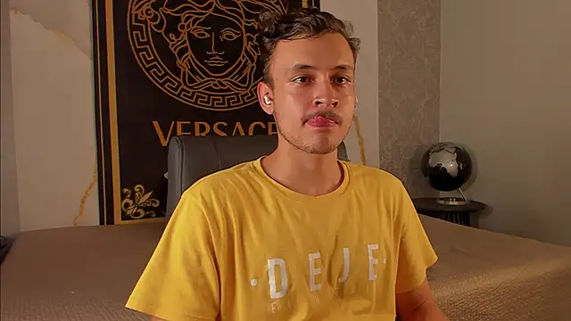 Snapshot of Desmon_Clark chatting on September 14, 2025, 12:43 am Desmon Clark online show from September 14, 2025, 12:43 am