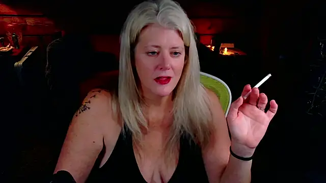 Snapshot of AliceHarlot chatting on November 19, 2025, 5:18 am AliceHarlot online show from November 19, 2025, 5:18 am