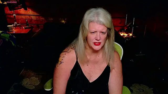 Snapshot of AliceHarlot chatting on January 6, 2026, 5:44 am AliceHarlot online show from January 6, 2026, 5:44 am