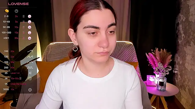 Snapshot of hannacheekss_ chatting on February 19, 2026, 2:07 am hannacheekss online show from February 19, 2026, 2:07 am