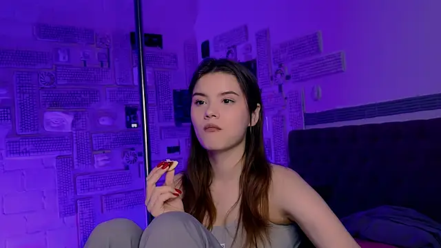 EvaThopson online show from February 6, 2025, 3:09 pm