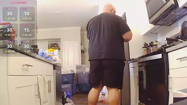 Snapshot of Strong_Bear89 chatting on November 5, 2025, 6:08 pm Strong Bear89 online show from November 5, 2025, 6:08 pm