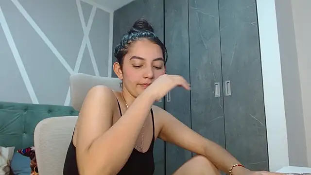 Snapshot of camil_blue chatting on January 16, 2025, 6:48 pm camil blue online show from January 16, 2025, 6:48 pm
