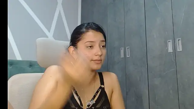 Snapshot of camil_blue chatting on January 25, 2025, 4:35 pm camil blue online show from January 25, 2025, 4:35 pm