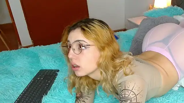 Snapshot of Thea_Aphros_ chatting on October 9, 2025, 1:47 am Thea Aphros online show from October 9, 2025, 1:47 am