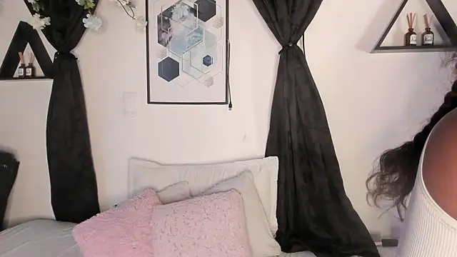 Khenta Michells online show from April 9, 2026, 10:20 am