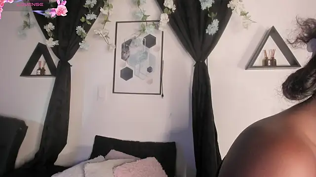 Snapshot of Khenta_Michells chatting on April 23, 2026, 10:36 am Khenta Michells online show from April 23, 2026, 10:36 am
