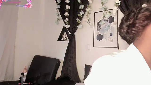 Snapshot of Khenta_Michells chatting on April 30, 2026, 10:54 am Khenta Michells online show from April 30, 2026, 10:54 am