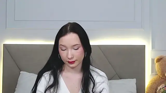 LeilaLow online show from January 15, 2025, 3:18 pm