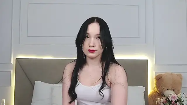 LeilaLow online show from February 7, 2025, 12:06 pm