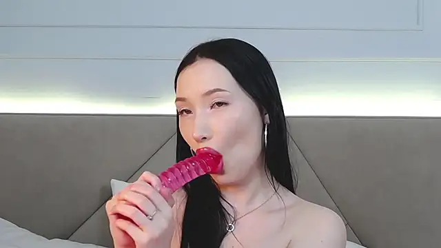 LeilaLow online show from March 21, 2025, 3:13 pm