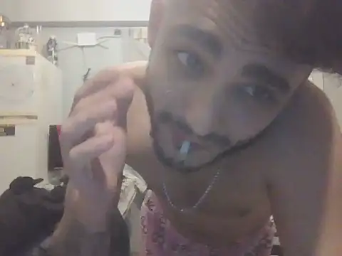 Snapshot of Bezzzzzerr chatting on July 3, 2026, 6:36 pm Bezzzzzerr online show from July 3, 2026, 6:36 pm