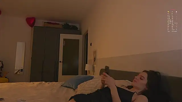 Snapshot of emmsee chatting on February 17, 2026, 11:33 pm emmsee online show from February 17, 2026, 11:33 pm