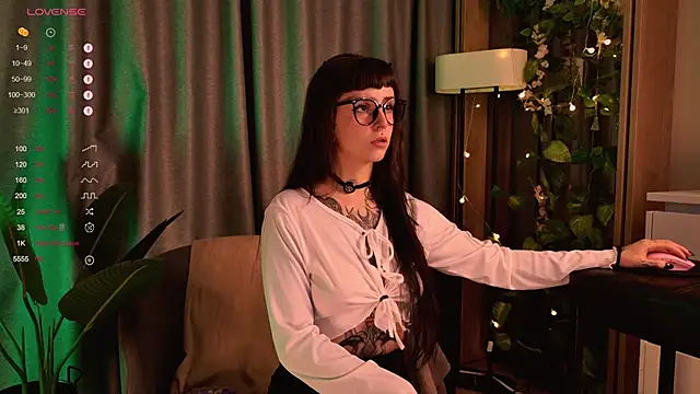 Snapshot of MichaellaMoon chatting on December 2, 2024, 5:48 pm MichaellaMoon online show from December 2, 2024, 5:48 pm