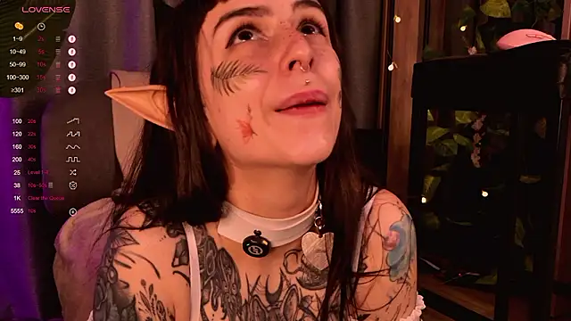 Snapshot of MichaellaMoon chatting on December 5, 2024, 3:26 am MichaellaMoon online show from December 5, 2024, 3:26 am