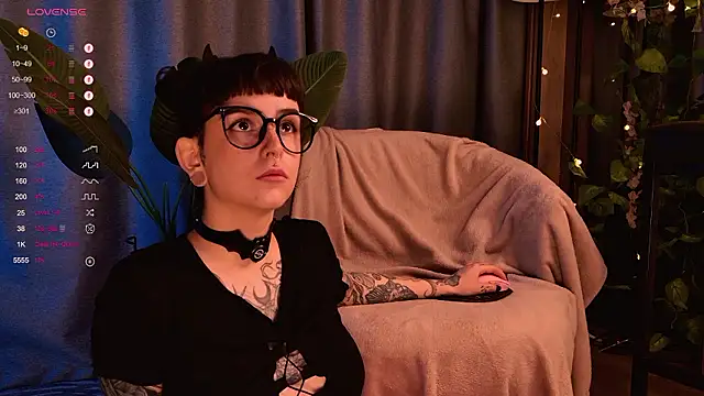 Snapshot of MichaellaMoon chatting on December 7, 2024, 4:14 pm MichaellaMoon online show from December 7, 2024, 4:14 pm