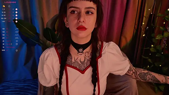 Snapshot of MichaellaMoon chatting on January 26, 2025, 12:37 am MichaellaMoon online show from January 26, 2025, 12:37 am