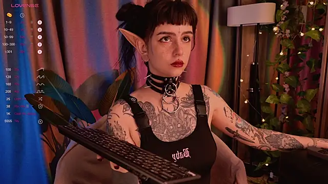 Snapshot of MichaellaMoon chatting on January 31, 2025, 9:48 pm MichaellaMoon online show from January 31, 2025, 9:48 pm