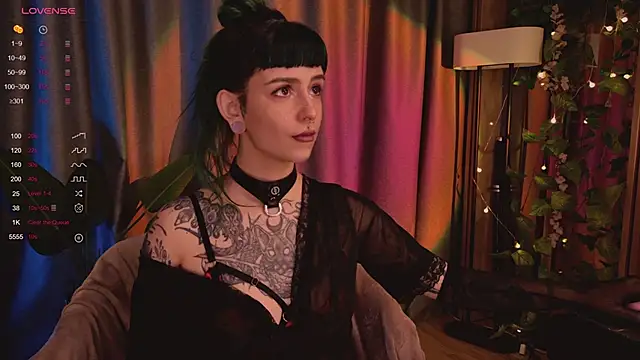 Snapshot of MichaellaMoon chatting on February 5, 2025, 10:12 pm MichaellaMoon online show from February 5, 2025, 10:12 pm