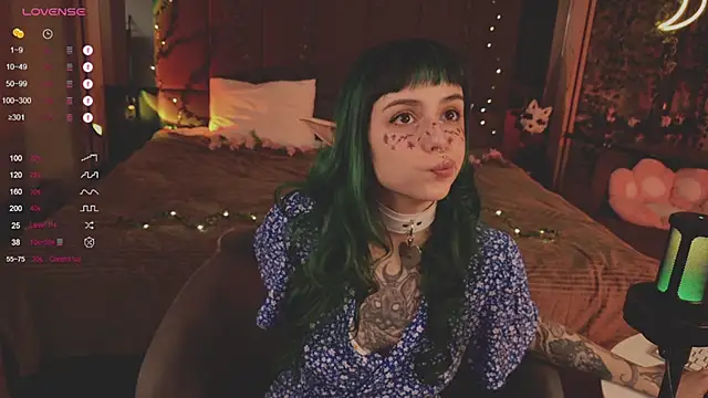 Snapshot of MichaellaMoon chatting on February 26, 2025, 12:36 pm MichaellaMoon online show from February 26, 2025, 12:36 pm