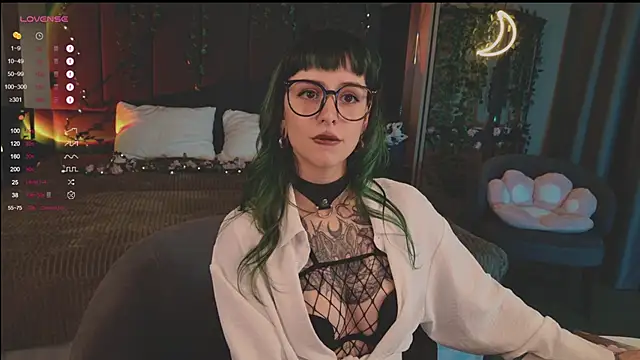 Snapshot of MichaellaMoon chatting on March 14, 2025, 6:07 pm MichaellaMoon online show from March 14, 2025, 6:07 pm