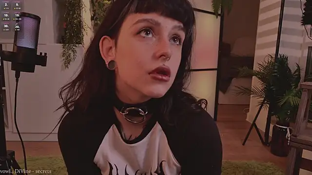 Snapshot of MichaellaMoon chatting on October 17, 2025, 4:31 pm MichaellaMoon online show from October 17, 2025, 4:31 pm