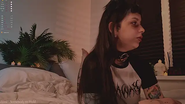 Snapshot of MichaellaMoon chatting on October 30, 2025, 5:24 pm MichaellaMoon online show from October 30, 2025, 5:24 pm