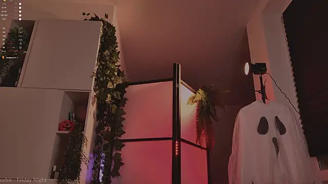 Snapshot of MichaellaMoon chatting on October 31, 2025, 5:36 pm MichaellaMoon online show from October 31, 2025, 5:36 pm