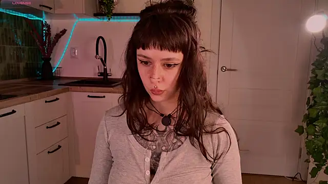 Snapshot of MichaellaMoon chatting on May 16, 2026, 2:49 pm MichaellaMoon online show from May 16, 2026, 2:49 pm