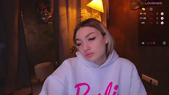 Snapshot of Ella_Milla chatting on January 6, 2025, 8:24 am Ella Milla online show from January 6, 2025, 8:24 am