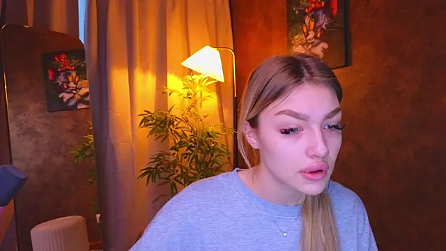 Snapshot of Ella_Milla chatting on January 7, 2025, 5:22 am Ella Milla online show from January 7, 2025, 5:22 am