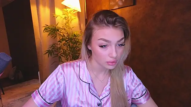 Snapshot of Ella_Milla chatting on January 7, 2025, 8:24 am Ella Milla online show from January 7, 2025, 8:24 am